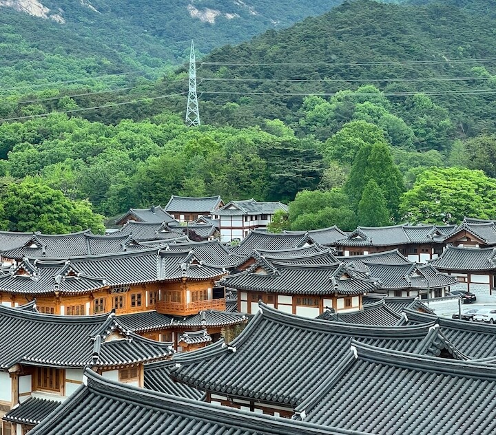 seoul-tourist-attraction-hanok-village-near-bukhansan-mountain